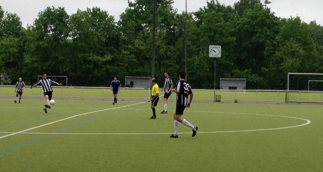 Micha dirigierte das Spiel aus dem Mittelfeld
