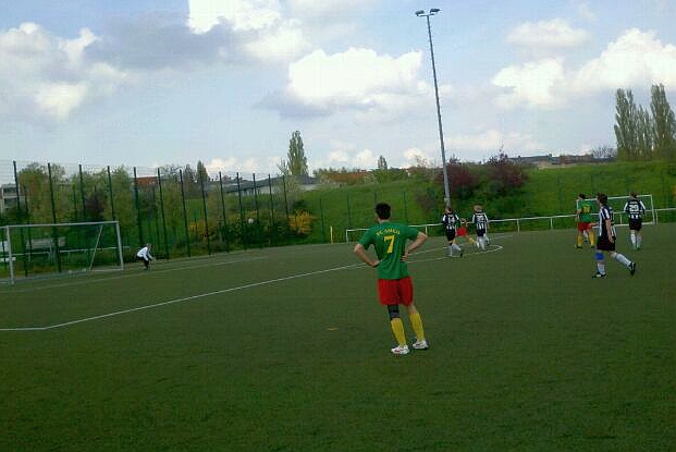 10. Schuss von AMED und gehalten. Das Spiel gewinnt langsam an Fahrt. Spielanteile ausgeglichen.