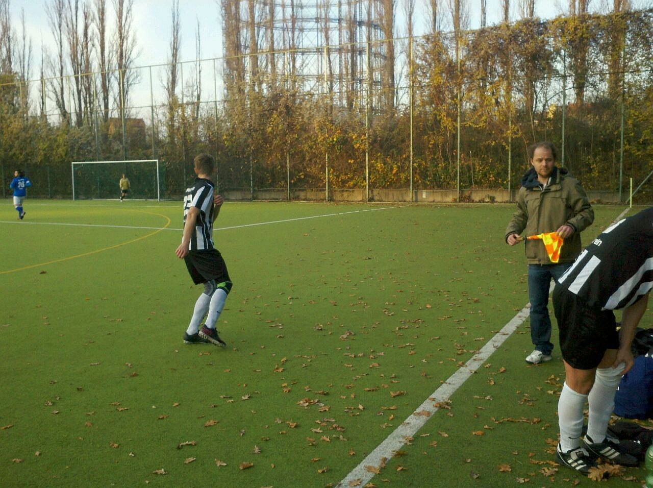 Marcus (links) kommt rein. Wladi (rechts) muss raus. Coach (mittich) schaut betrübt.