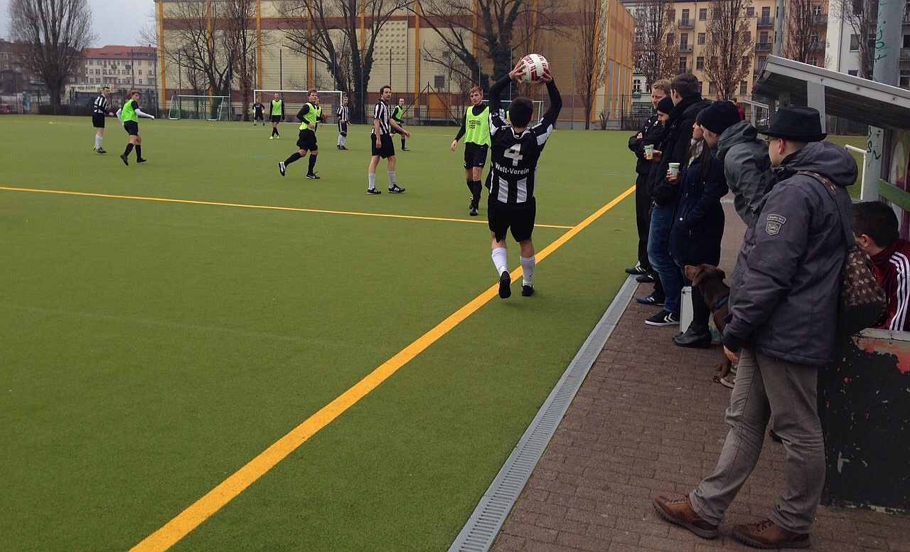 Sollte dem Welt-Verein doch noch der große Wurf gelingen? Der am Spielfeldrand versammelte Prominenz schwankt zwischen Skepsis und Zuversicht.